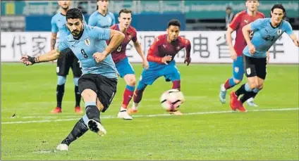  ?? FOTO: FEDERACIÓN URUGUAYA ?? Luis Suárez marcó de penalti el primer tanto del encuentro El azulgrana fue objeto de la pena máxima