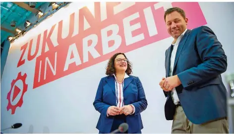  ?? FOTO: FISCHER/DPA ?? Mit guter Laune gegen das Umfragetie­f: SPD-Chefin Andrea Nahles und Generalsek­retär Lars Klingbeil vor der Klausurtag­ung im Willy-Brandt-Haus.