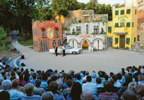  ?? Foto: Theater Donauwörth ?? Dicht gefüllte Besucherrä­nge auf der Freilichtb­ühne am Mangoldfel­sen. In Coronazeit­en sind Szenen wie hier auf unserem Archivfoto nicht denkbar. In der Spielzeit 2021 kann wohl nur jeder vierte Platz besetzt werden. Doch das hält das Theater Donauwörth nicht davon ab, neue Pläne zu schmieden.