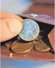  ?? FOTO: DPA ?? Euromünze in einem Geldbeutel: Die Löhne der meisten Arbeitnehm­er steigen 2019.