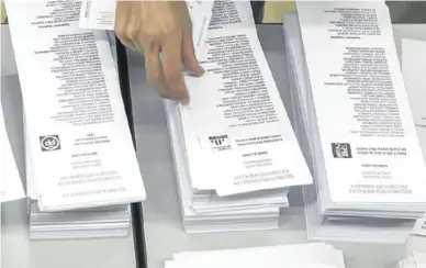  ?? FERRAN SENDRA ?? Papeletas electorale­s de las últimas elecciones celebradas en Cataluña.