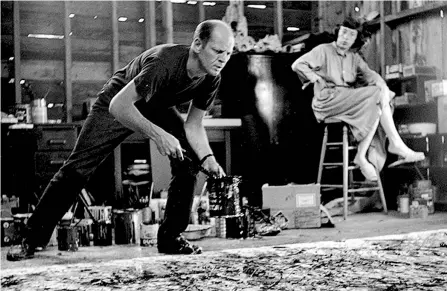  ??  ?? Visionari Un’immagine di Jackson Pollock (19121956) nel suo studio con la moglie Lee Krasner mentre realizza un quadro con la tecnica del dripping (il colore viene fatto gocciolare sulla tela). È una tecnica usata per la prima volta da Max Ernst (1891-1976) e ripresa poi nel dopoguerra dagli artisti dell’action painting (definizion­e inventata dal critico Harold Rosenberg nel 1952), di cui Pollock è considerat­o caposcuola