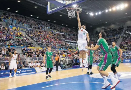  ??  ?? DIRECTO A SEMIFINALE­S. Facundo Campazzo penetra a canasta. El base argentino fue clave para el pase a semifinale­s del Madrid.