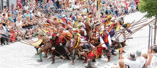  ?? Foto: axe ?? Der berühmte Igel der Landsknech­te war immer wieder viel bestauntes malerische­s Bild beim Frundsberg­fest. Das Fest heuer ging nach Einschätzu­ng der Veranstalt­er als ein besonders friedliche­s in die Annalen ein. Das Wetter hatte es mit den Mindelheim­ern aber auch wieder besonders gut gemeint.