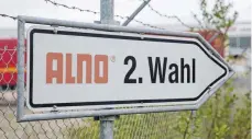  ?? FOTO: THOMAS WARNACK ?? Hinweissch­ild am Werk in Pfullendor­f: Die Produktion soll in diesen Tagen wieder anlaufen.