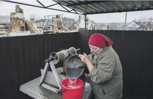  ?? ?? Vodovod v Boroďanke stále nie je sprevádzko­vaný. Našťastie je voda v niekoľkých studniach. Nataša má doma kravu a po vodu musí chodiť niekoľkokr­át denne.