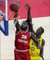  ??  ?? Mathias Lessort devant Ibrahima Faye : le duel du match en haute altitude. (Photo EuroCup)