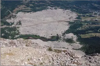  ?? Courtesy Alberta Energy Regulator ?? A high angle from nearby Frank Slide measures 150 metres deep, 425 metres high and one kilometre wide.