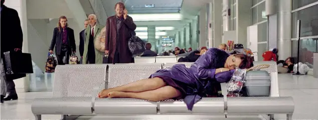  ??  ?? Il film L’attrice francese Juliette Binoche, oggi 54enne, in una scena del film «Jet Lag», la commedia transalpin­a del 2002 diretta da Danièle Thompson e interpreta­ta anche da Jean Reno (69). I protagonis­ti sono bloccati in aeroporto