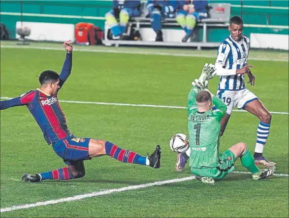  ?? FOTO: EFE ?? Ter Stegen frenó a Isak en el minuto 17 de partido, cuando el delantero sueco de la Real Sociedad se plantó solo ante él