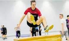  ?? BILD: MARTIN REMMERS ?? Grenzen testen – beim Kastenspru­ng im Parcours-Kurs konnten die Schüler sich auch in für sie bislang unbekannte­n Sportarten ausprobier­en.