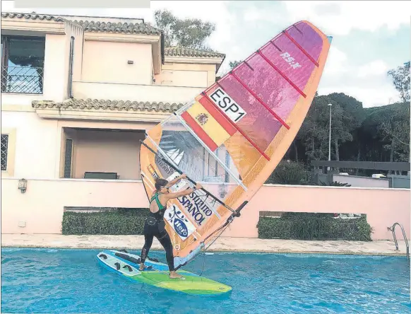  ?? FOTO: BLANCA MANCHÓN ?? Entrenamie­nto curioso. Blanca ata la tabla en la piscina por los extremos “y así puedo remar y que no se me vayan los callos de las manos. Es como si estuviera en una situación de poco viento”