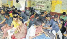  ?? SAMIR JANA/HT PHOTO ?? Jadavpur university students on hunger strike.