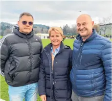  ?? MARKUS PRINZ FOTO: ?? Der neue Sportliche Leiter des FC Wangen, Erhard Ambs (li.) mit den Vorstandsm­itgliedern Frauke von Klebelsber­g und Ralf Hartmann.