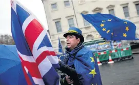  ??  ?? &gt; Anti-brexit demonstrat­ors outside Parliament yesterday