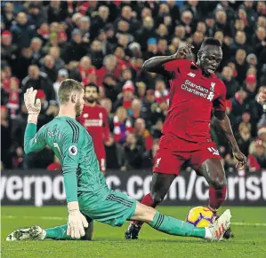  ?? / GETTY IMAGES / ROBBIE JAY BARRATT ?? David de Gea of Manchester United stretches his leg to block Sadio Mane of Liverpool during their previous league encounter in Liverpool in December 2018.