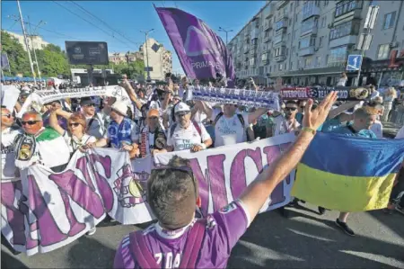  ??  ?? EN KIEV. Los integrante­s de la Grada Fans, por las calles de Kiev antes de ver la final contra el Liverpool.