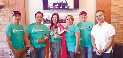  ?? SUNSTAR FOTO / RICHIEL CHAVEZ ?? 50K TEST. Organizers of the All-Women Ultramarat­hon ( from left) Ledoy Mendoza, Councilor Joel Garganera, Dr. Humility Igaña, Lulu Valiente, Tony Galon and George Calles of Filinvest assure the women of a safe race.