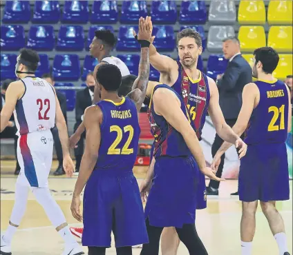  ?? FOTO: PEP MORATA ?? Higgins y Gasol celebran una acción. El Barça tuvo que trabajar duro para doblegar a un Manresa consistent­e