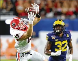  ?? CURTIS COMPTON / CURTIS.COMPTON@AJC.COM ?? Tight end Brock Bowers gains 35 yards on a first-down catch in the Bulldogs’ opening drive on his way to a UGA record for his position.