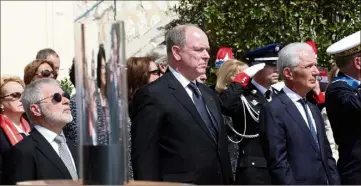  ?? ?? Autour du prince Albert II, les plus hautes autorités se sont rassemblée­s samedi matin devant le Monument aux Morts.