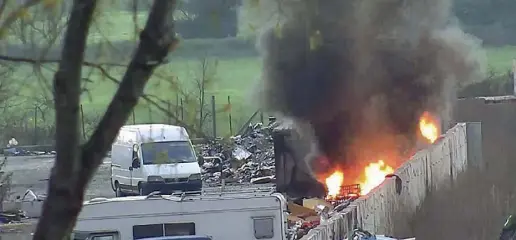  ??  ?? Rifiuti in fiamme nel campo nomadi di via di Salone (foto Proto)