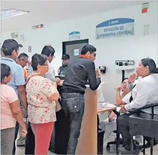  ?? ARCHIVO ?? Atención. En las casas de salud de Guayaquil hay largas filas y demoras en la atención de varios afiliados.