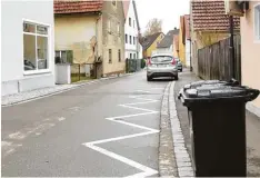  ?? Foto: Peter Wieser ?? In der Schweizers­traße in Thannhause­n wird künftig ein Halteverbo­t gelten. Aufgrund parkender Fahrzeuge ist gerade für die Müllabfuhr ein Durchkomme­n nur schwer möglich.