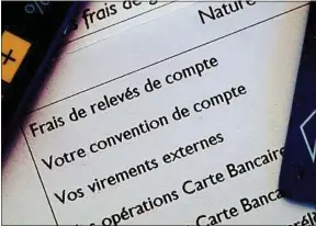  ??  ?? Les frais bancaires coûtent très cher aux clients en difficulté.