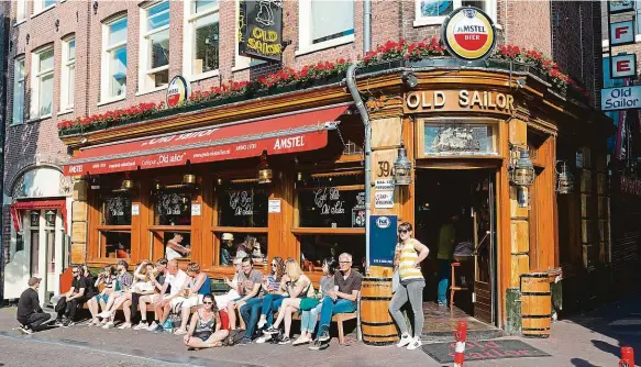  ?? Foto: Profimedia.cz ?? Mají plno Všimněte si, jak jsou ti lidé utahaní. Zřejmě to pivo. V Amsterdamu je docela nebezpečné, protože je všude. I tady, ve čtvrti červených luceren.