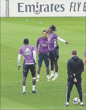  ?? Foto: efe ?? Rüdiger, Militao y Camavinga, durante el entrenamie­nto de ayer