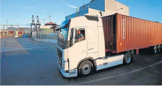  ?? JORGE DEL ÁGUILA ?? Un camión se dispone a acceder al puerto de Algeciras.