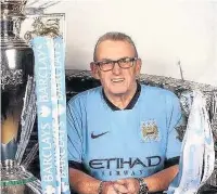  ??  ?? ●● The late Don Bailey was a lifelong Manchester City Fan, right, Don collects his Civic Award with wife Elaine