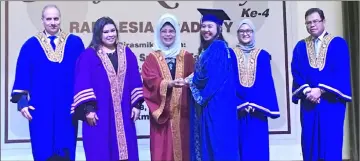  ??  ?? Fatimah presents a scroll to a graduate witnessed by Shirley (second left), Dr Marteen (left) and Eddie (right).