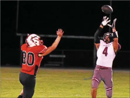  ?? PHOTOS BY STAN HUDY — SHUDY@DIGITALFIR­STMEDIA.COM ?? Stillwater running back Evan Echeandia grabs a 31-yard pass in front of his own sideline as Mechanicvi­lle defender Marc Bates closes in. Echeandia caught five passes for 170 yards, 3 TDs in the second quarter Friday during the Indian Bowl contest.