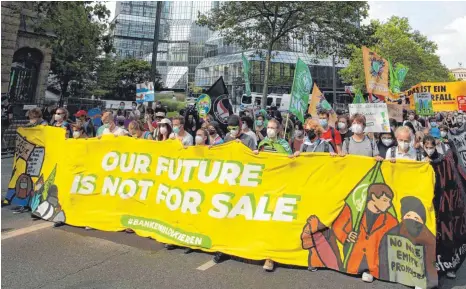  ?? FOTO: ARMANDO BABANI/AFP ?? Vor dem Hauptsitz der Deutschen Bank demonstrie­rten am Freitag die Fridays-for-Future-Aktivisten: „Die Welt- und die Wirtschaft­sordnung von morgen wird über die Investitio­nen von heute determinie­rt.“