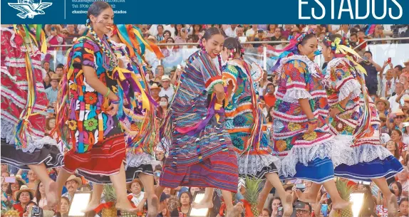  ??  ?? Ayer se celebró el primer Lunes del Cerro. Entre las presentaci­ones destacaron los sones y jarabes de Tlaxiaco, la Boda pochutleca, la Danza de la pluma y las Chilenas del carnaval putleco.