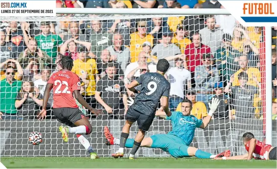  ?? ?? El también delantero de la Selección Mexicana no pudo retornar al gol de mejor manera; el de ayer fue uno de los destacados de la jornada 6 de la Premier League.