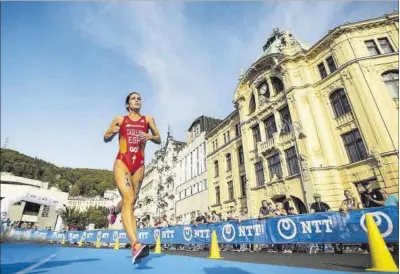  ?? EL PERIÓDICO ?? Míriam Casillas, en 2020, durante el triatlón de la Copa del Mundo en la ciudad checa de Karlovy Vary.