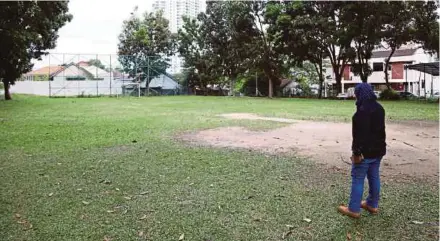  ?? PIC BY ZULAIKHA ZAINUZMAN ?? The field in Jalan Kaki Bukit, George Town, where T. Nhaveen was taken to before he was brutally attacked.