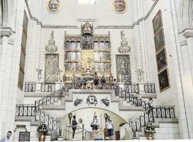  ?? ?? Altar a la Virgen de la Almudena con escalera inspirada en la Catedral de Burgos, en Madrid, España.