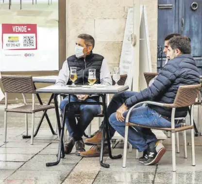  ??  ?? Clientes en una terraza de la zona turística de la capital cacereña.