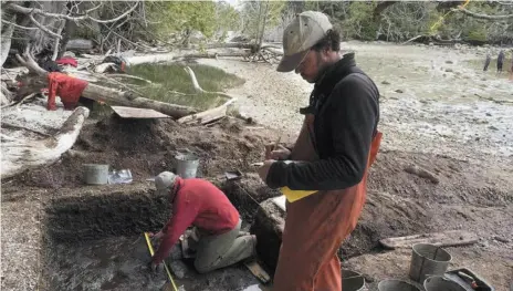  ?? UNIVERSITY OF VICTORIA HANDOUT PHOTO BY JOANNE MCSPORRAN ?? Hakai Institute and University of Victoria archaeolog­ists Daryl Fedje and Duncan McLaren are shown at the dig site on Calvert Island in B.C. Researcher­s have discovered 29 human footprints on the island which are believed to be 13,000 years old.