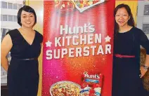  ??  ?? Two for the sauce: Mads Cruz and Marcia Gokongwei of Hunt’s show how working moms can prepare superstar meals in an instant.