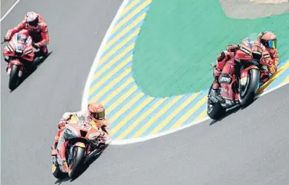  ?? REAN-FRANCOIS MONIER / AFP ?? Marc Márquez, entre las dos Ducati, en la sesión de clasificac­ión del GP de Francia en Le Mans