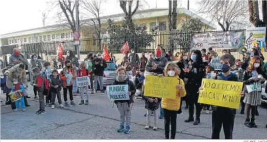  ?? JOSÉ ÁNGEL GARCÍA ?? La protesta protagoniz­ada ayer por familias, alumnos y maestros del CEIP Joaquín Turina.