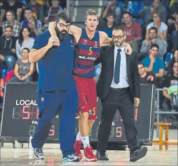  ?? FOTO: PERE PUNTÍ ?? Justin Doellman, ala-pívot del Barça, se retira lesionado