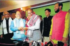  ?? PTI ?? Nongthomba­m Biren Singh (centre) is greeted after being elected the BJP’s legislatur­e party leader, Imphal, March 13