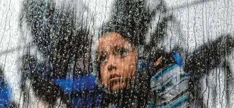 ?? Foto: Guillermo Arias, afp ?? Aktuell hoffen tausende Migranten wie dieses Kind in einem Kleinbus im verregnete­n Tijuana (Mexiko) auf eine Einreiserl­aubnis für die USA.