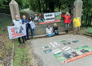  ??  ?? La protesta
Un gruppo di animalisti davanti all’ingresso del centro faunistico Casteller